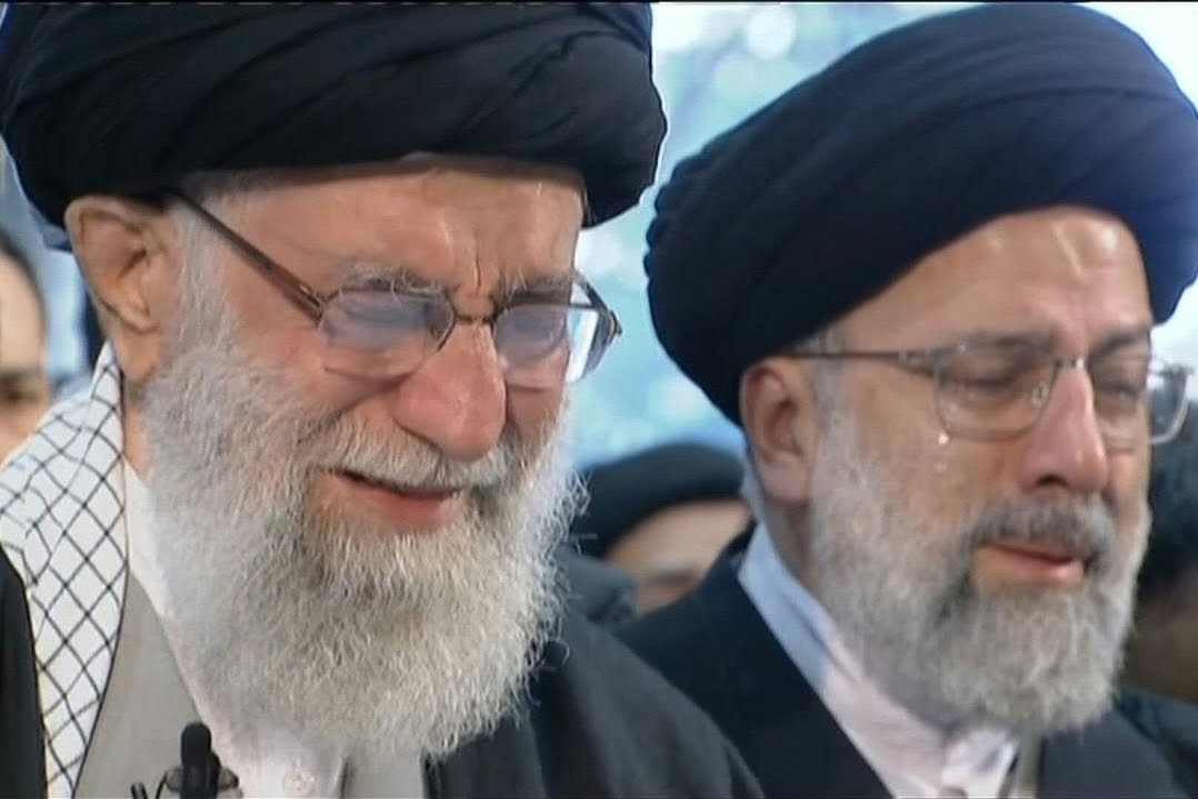 Lanh dao toi cao Iran khoc thuong ben quan tai tuong Soleimani hinh anh