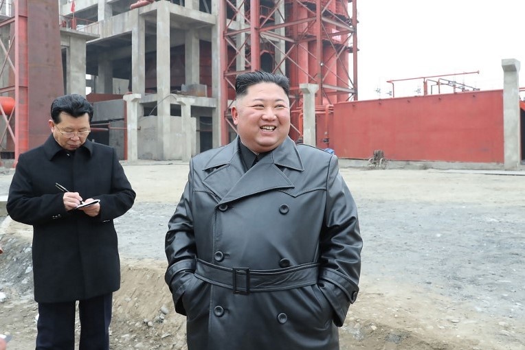 Ong Kim Jong Un thi sat dau nam, chon den tham nha may phan bon hinh anh