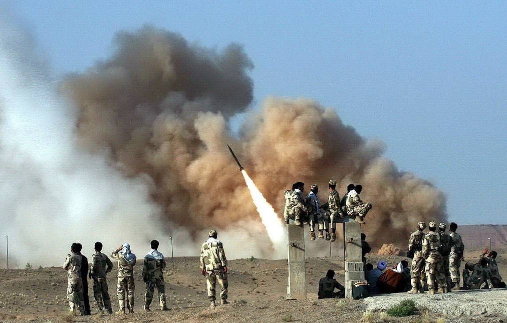 Tu lenh ve binh Iran: Na ten lua vao can cu My chi la buoc dau hinh anh