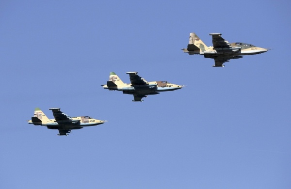 Mot loat may bay quan su bay qua Baghdad sau khi Iran danh can cu My hinh anh