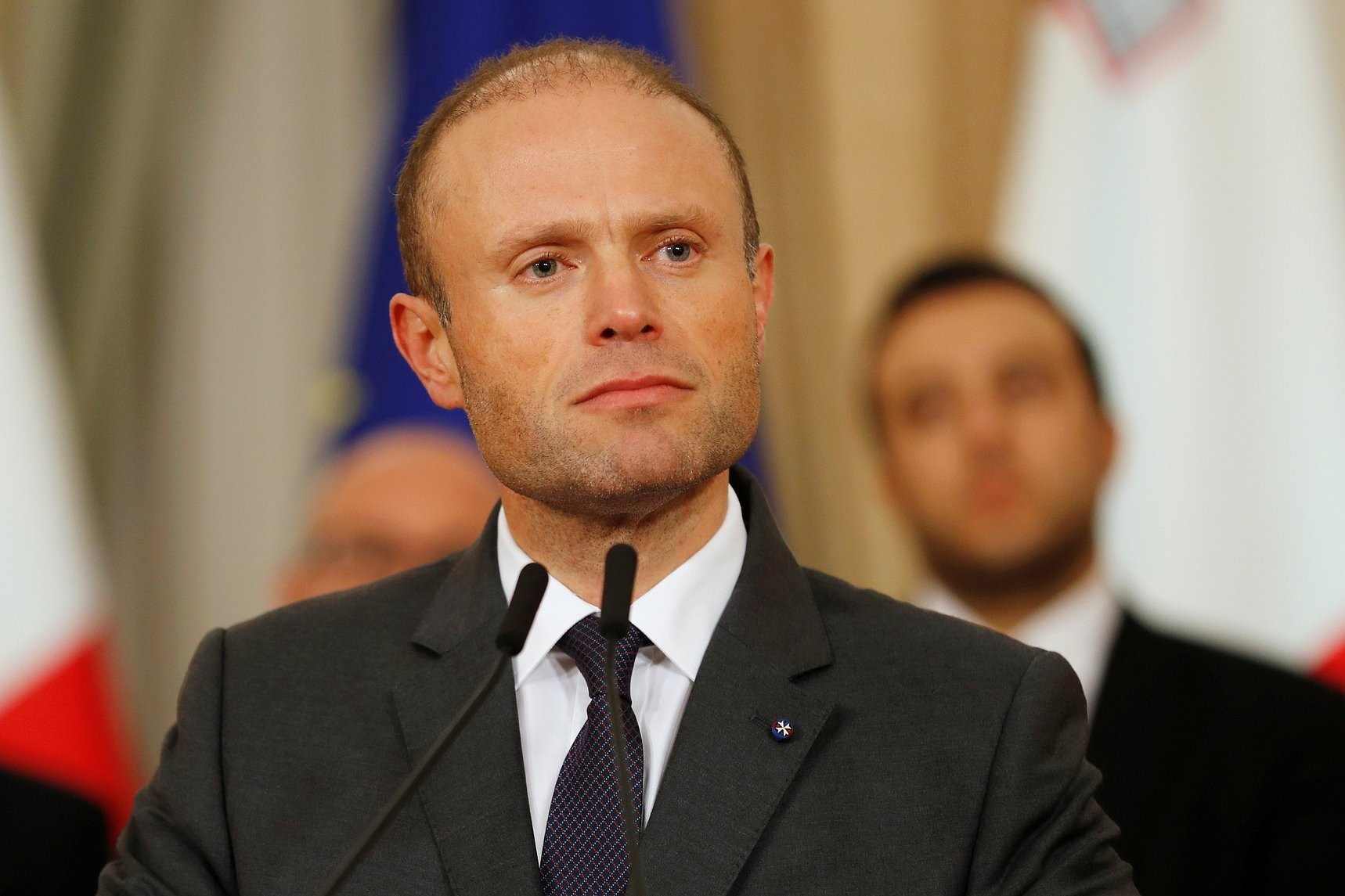 Thu tuong Malta tu chuc giua be boi nha bao chong tham nhung bi am sat hinh anh