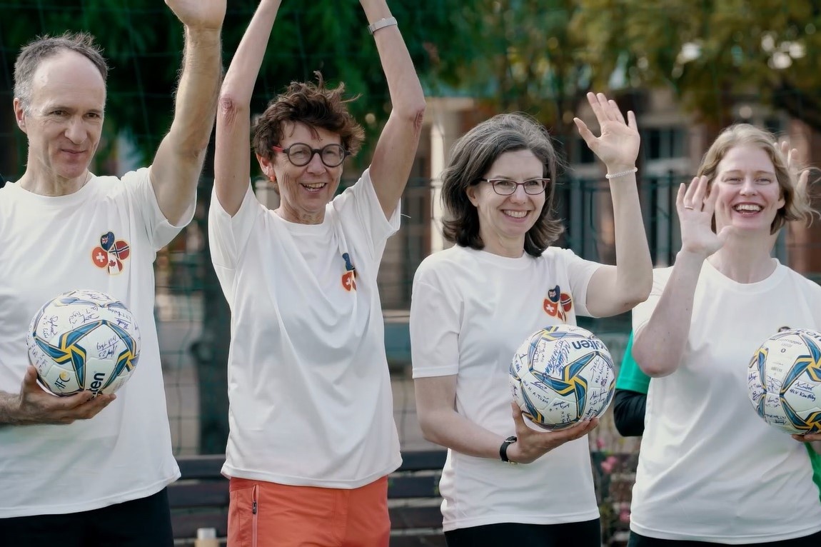 Dai su xo giay ra san, thi tai cung cac co gai vang bong da Viet Nam hinh anh