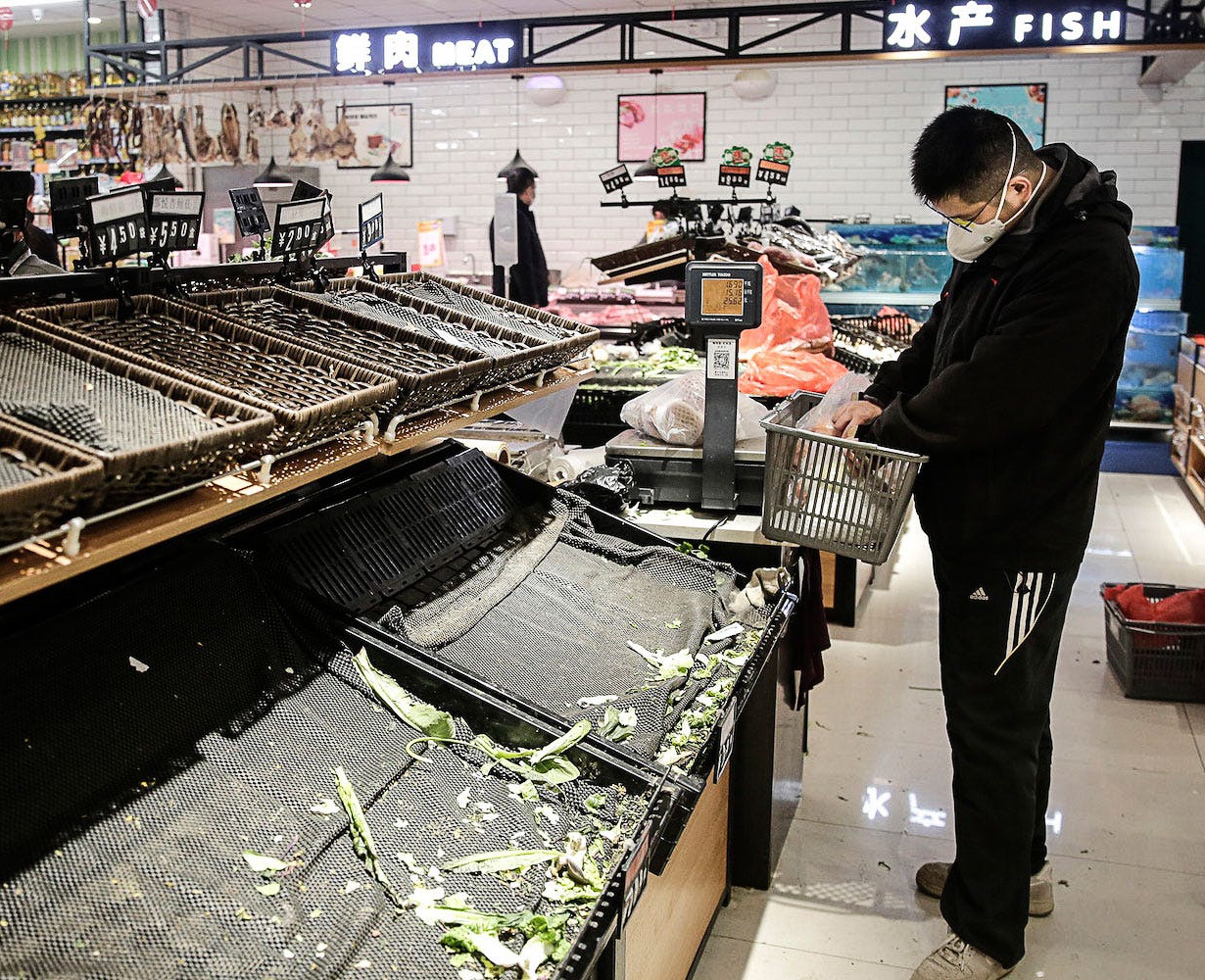 Vu Han bi phong toa, dan vet sach sieu thi de tich tru luong thuc hinh anh