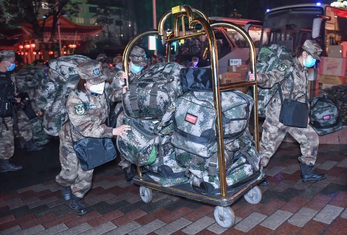 Quan y TQ tang vien den Vu Han de doi pho virus corona hinh anh