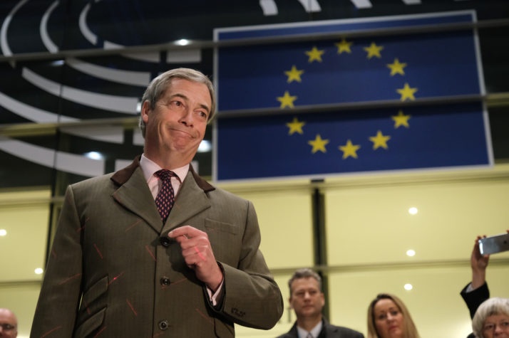 Nghi vien Chau Au bo phieu thong qua Brexit anh 2