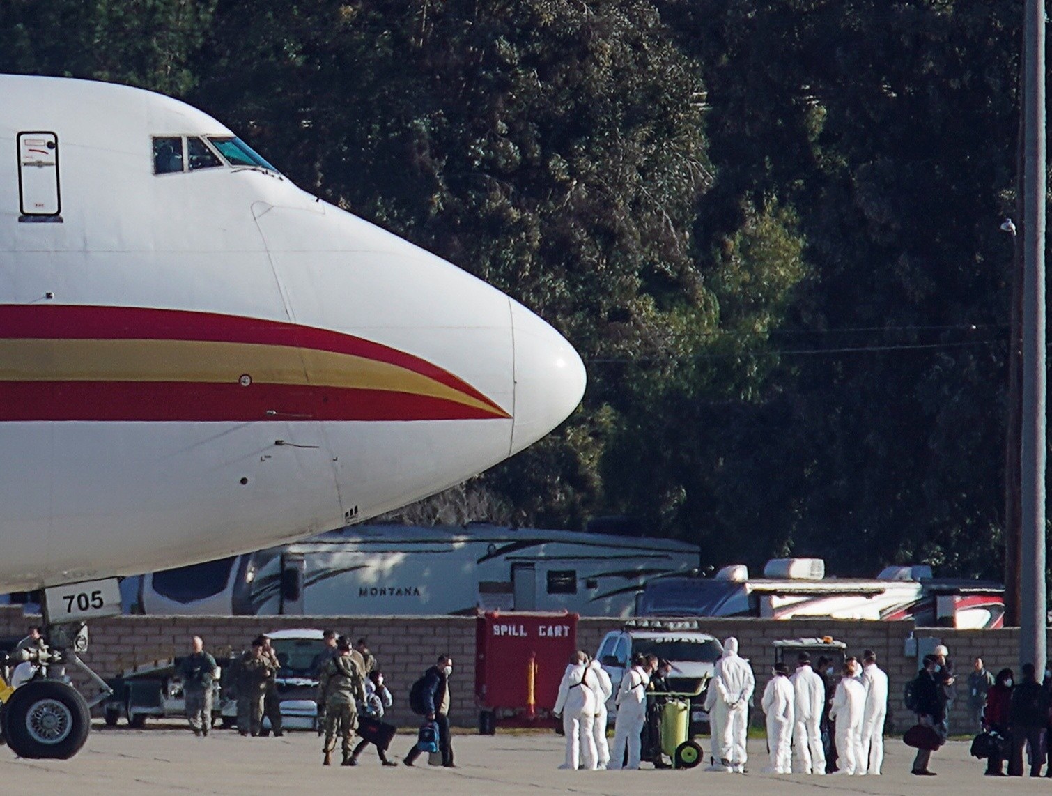 Dan My so tan khoi Vu Han phai o lai san bay de ra soat virus corona hinh anh