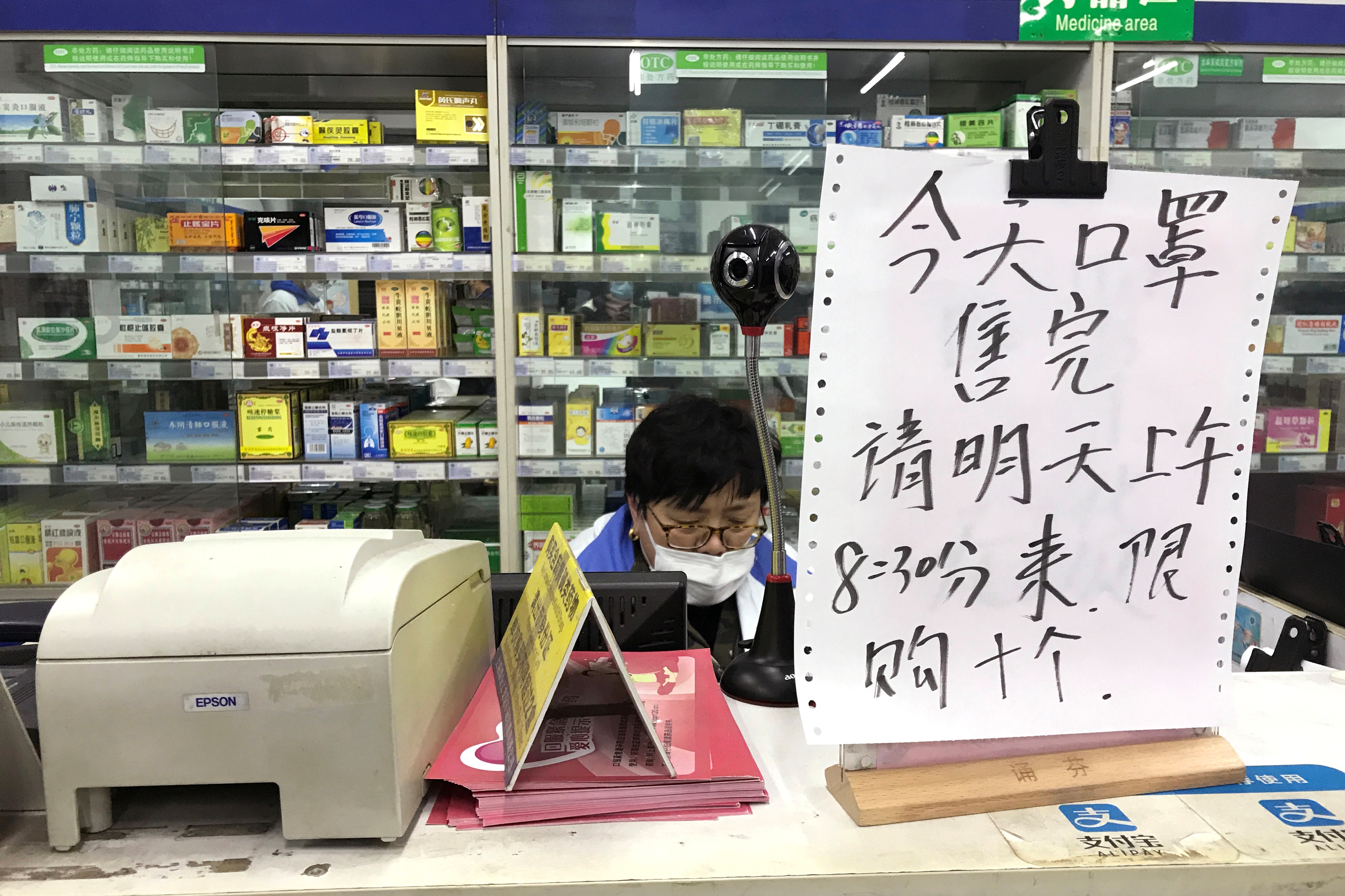 Canh rong ran xep hang mua khau trang anh 1