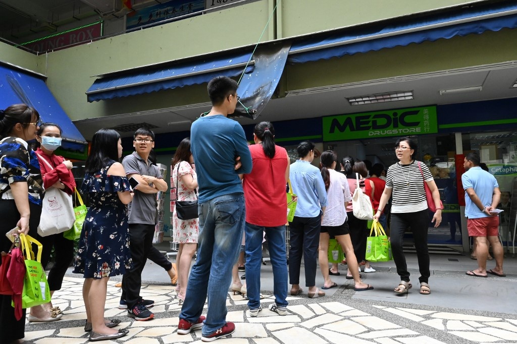 Canh rong ran xep hang mua khau trang anh 11