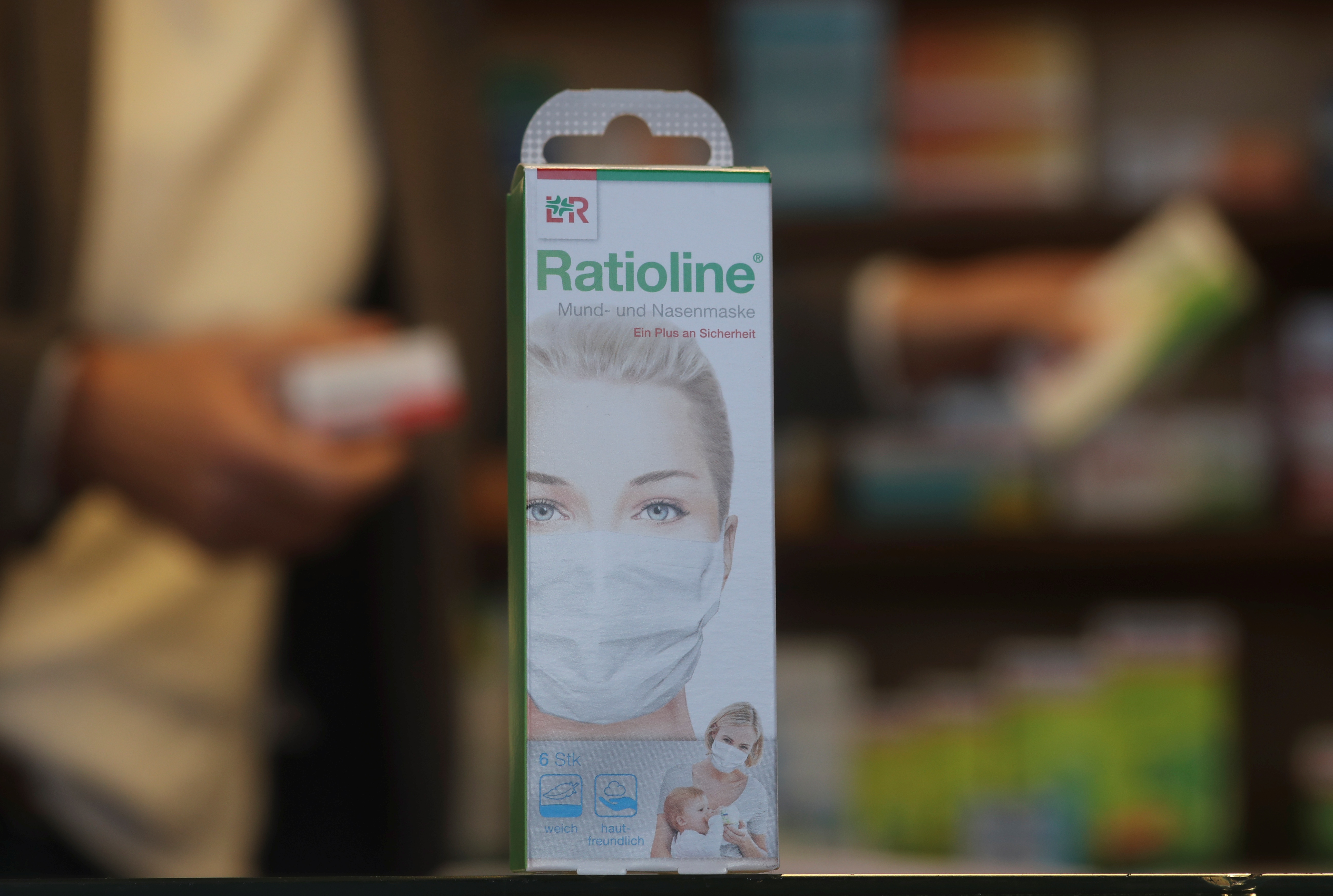 Canh rong ran xep hang mua khau trang anh 6