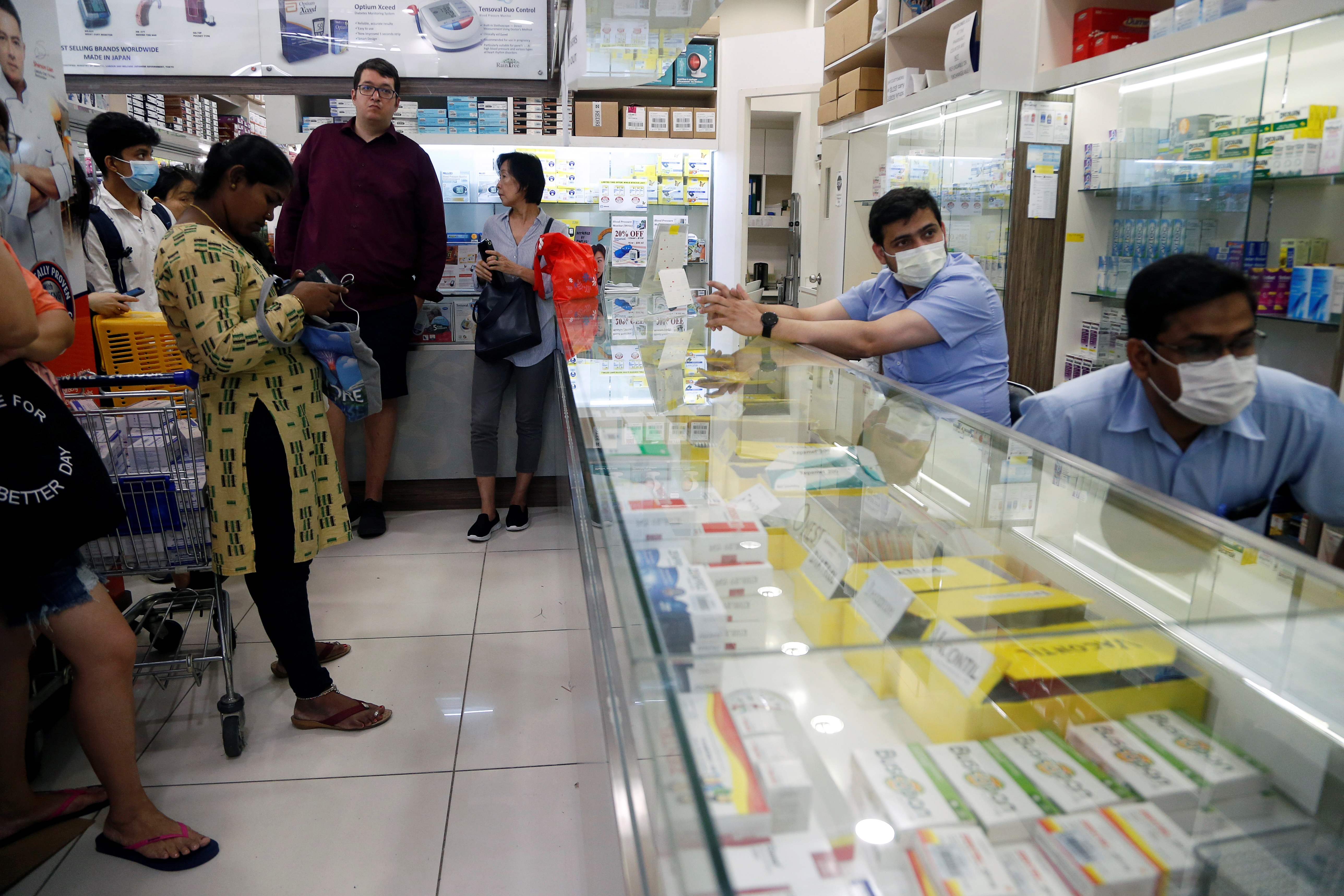 Canh rong ran xep hang mua khau trang anh 10