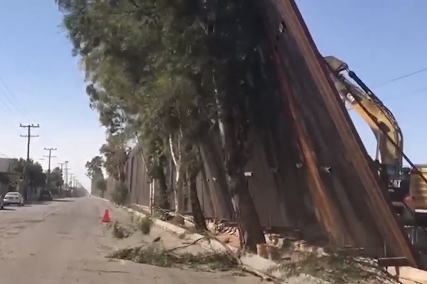 Gio thoi xieu veo mot doan tuong bien gioi cua Tong thong Trump hinh anh