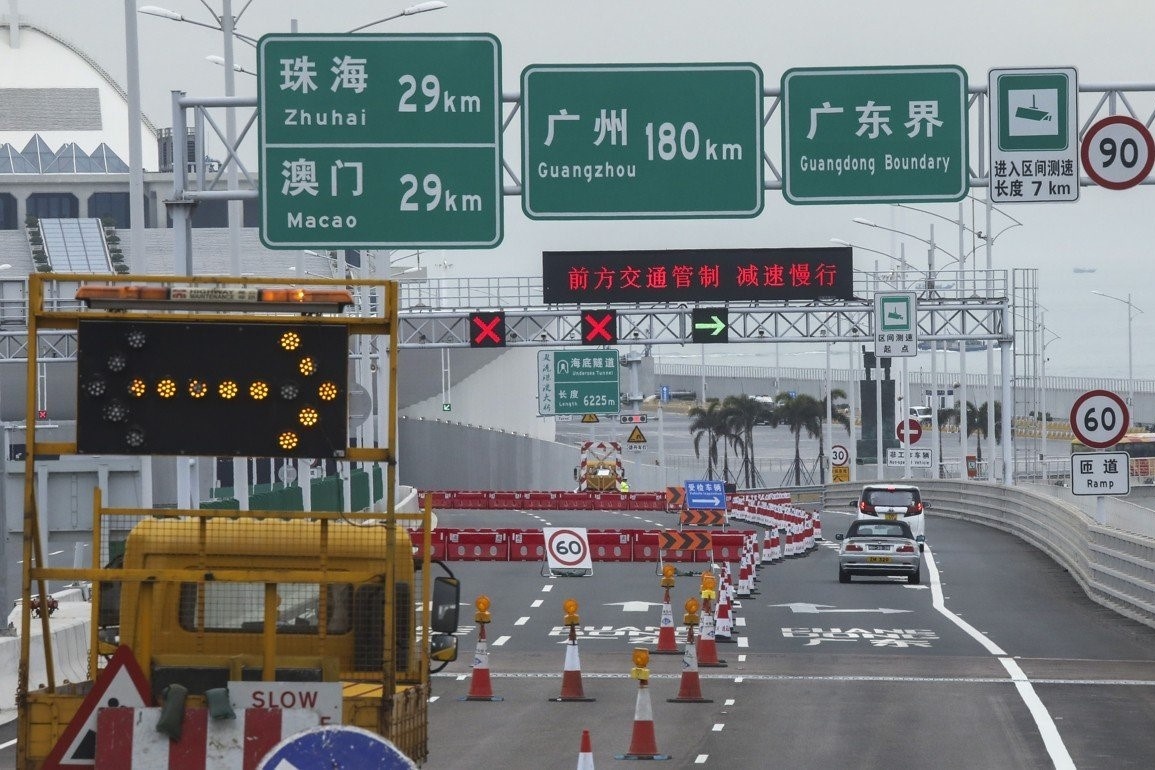 Hong Kong dong cua gan het ranh gioi voi dai luc, ung pho virus corona hinh anh