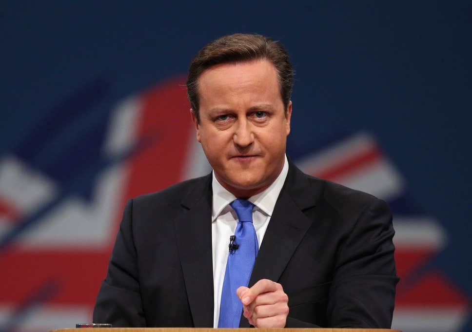 Ve si cuu TT Anh Cameron quen sung nap dan trong nha ve sinh may bay hinh anh