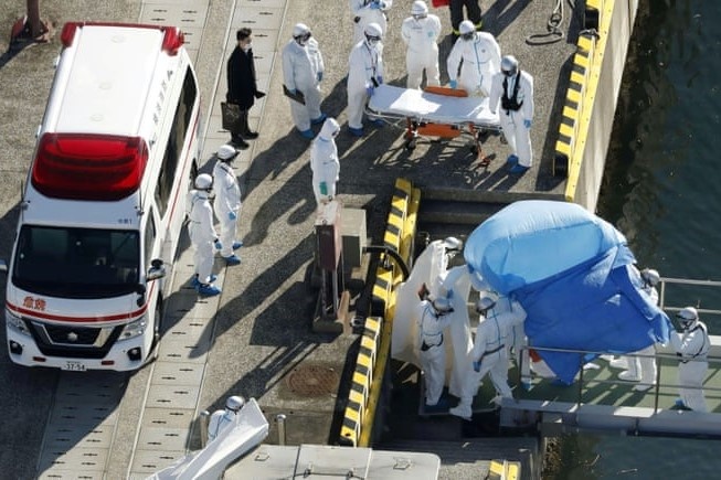 Du thuyen 3.700 nguoi nhu 'thi tran ma' vi 10 ca nhiem virus corona hinh anh