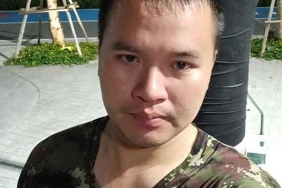 Canh sat Thai dua me quan nhan xa sung toi de keu goi y dau hang hinh anh