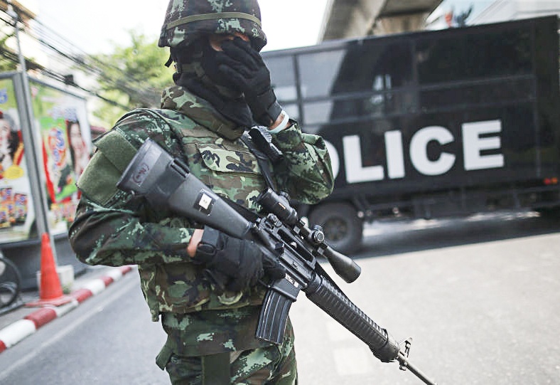 Quan nhan xa sung tai Thai mang theo 700 vien dan, bat 16 con tin hinh anh