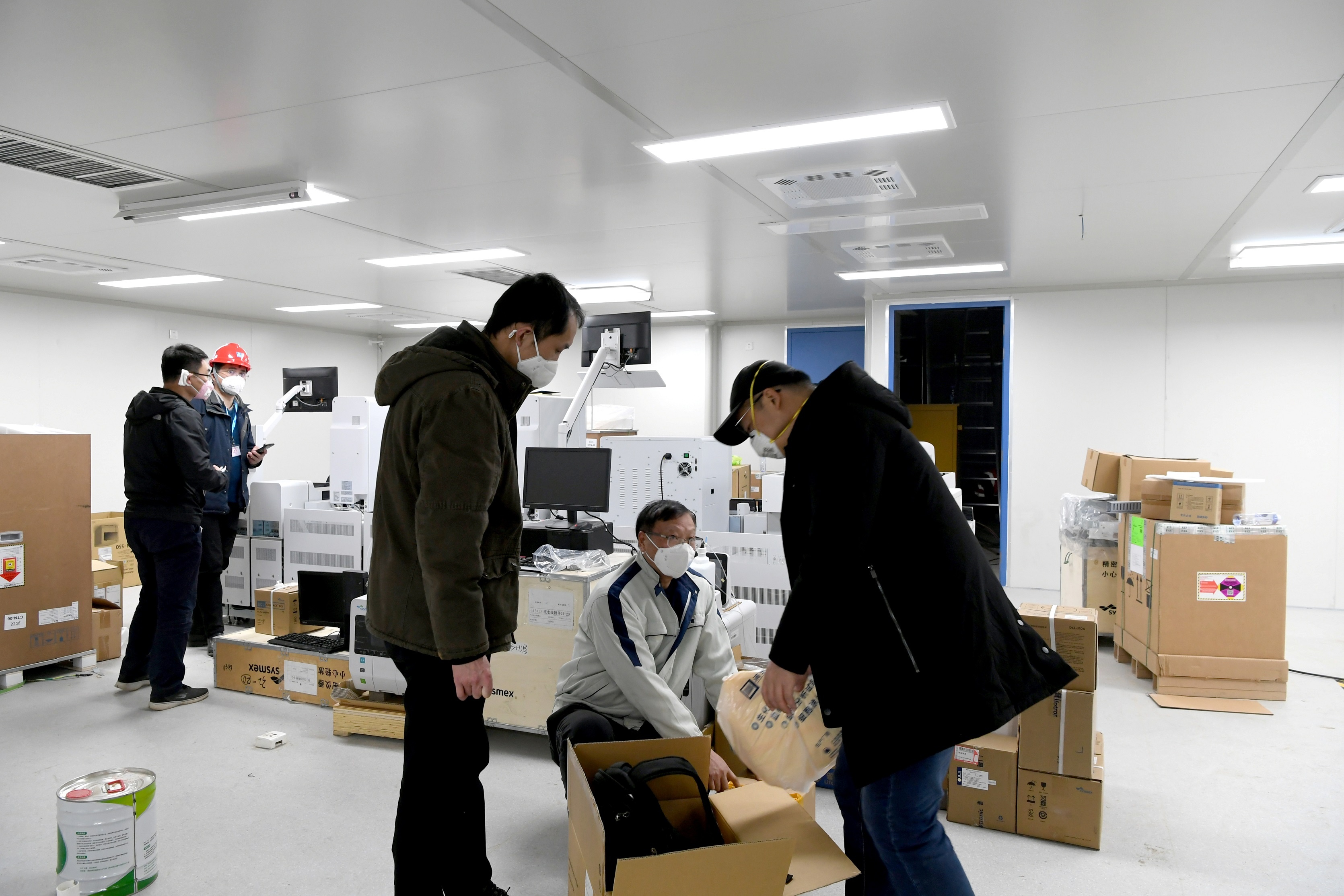 Vu Han mo cua benh vien da chien thu 2 chong dich virus corona hinh anh