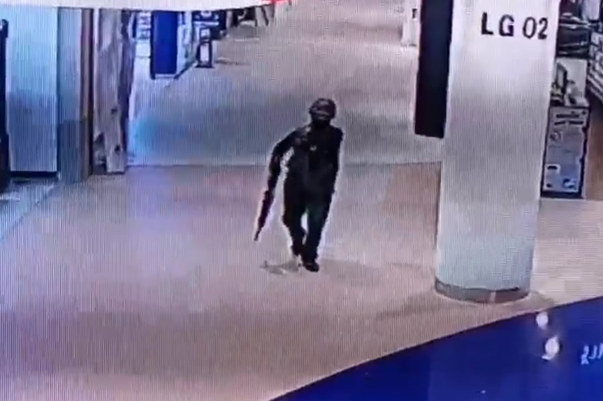 Hinh anh quan nhan xa sung ben trong trung tam thuong mai Thai hinh anh