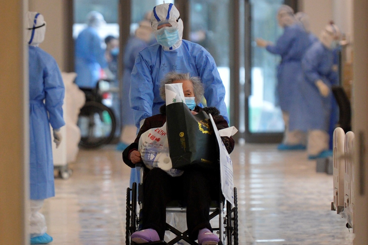 Quan chuc TQ bi che nhao vi mac do bao ho con nhan vien y te khong co hinh anh