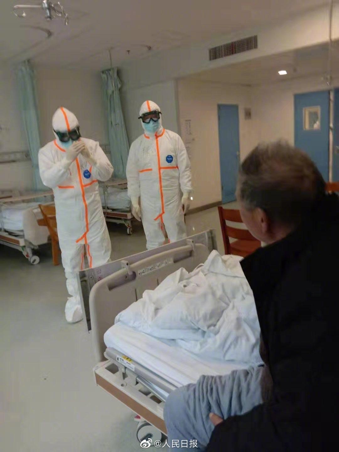 Quan chuc goi dien xin loi anh 1