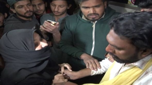 chu re bi gia dinh co dau duoi danh anh 2