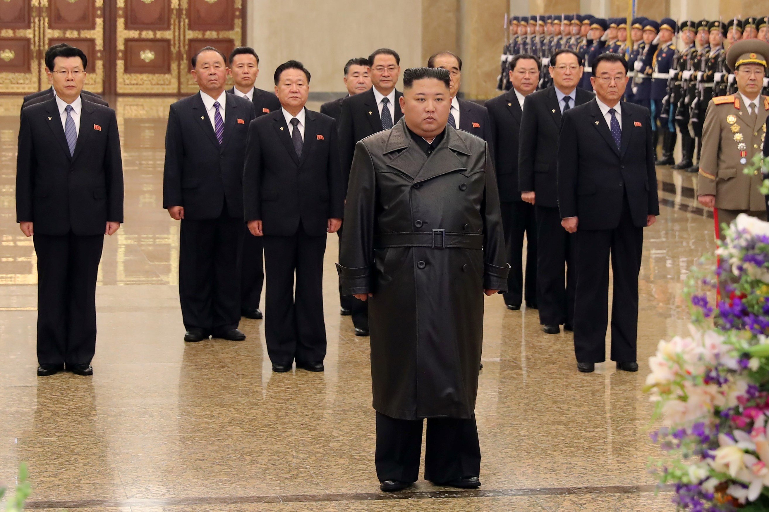 Ong Kim Jong Un vieng Cung dien Mat troi hinh anh