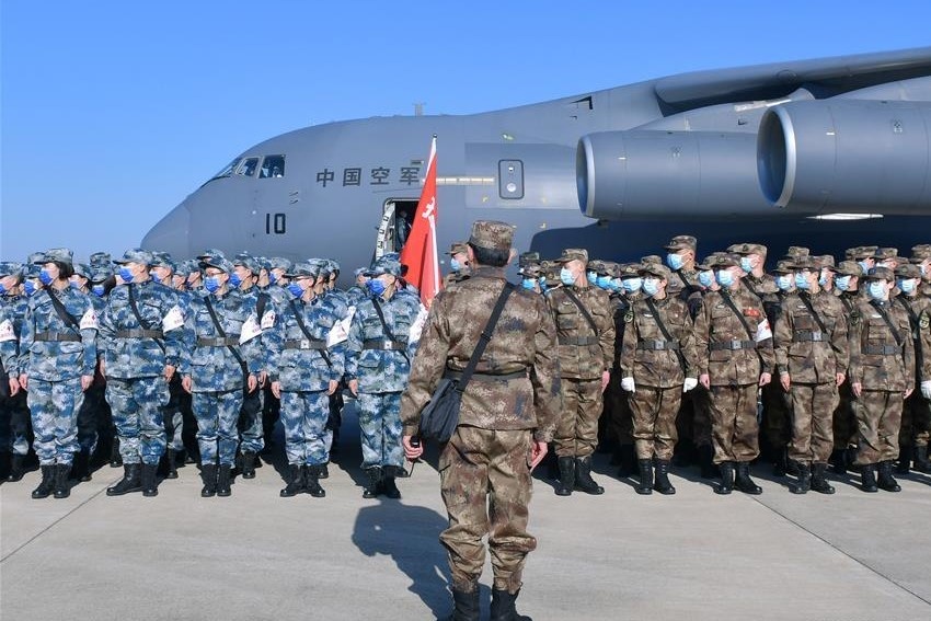 Khong quan TQ dieu dong 8 may bay cho quan y tang vien cho Vu Han hinh anh