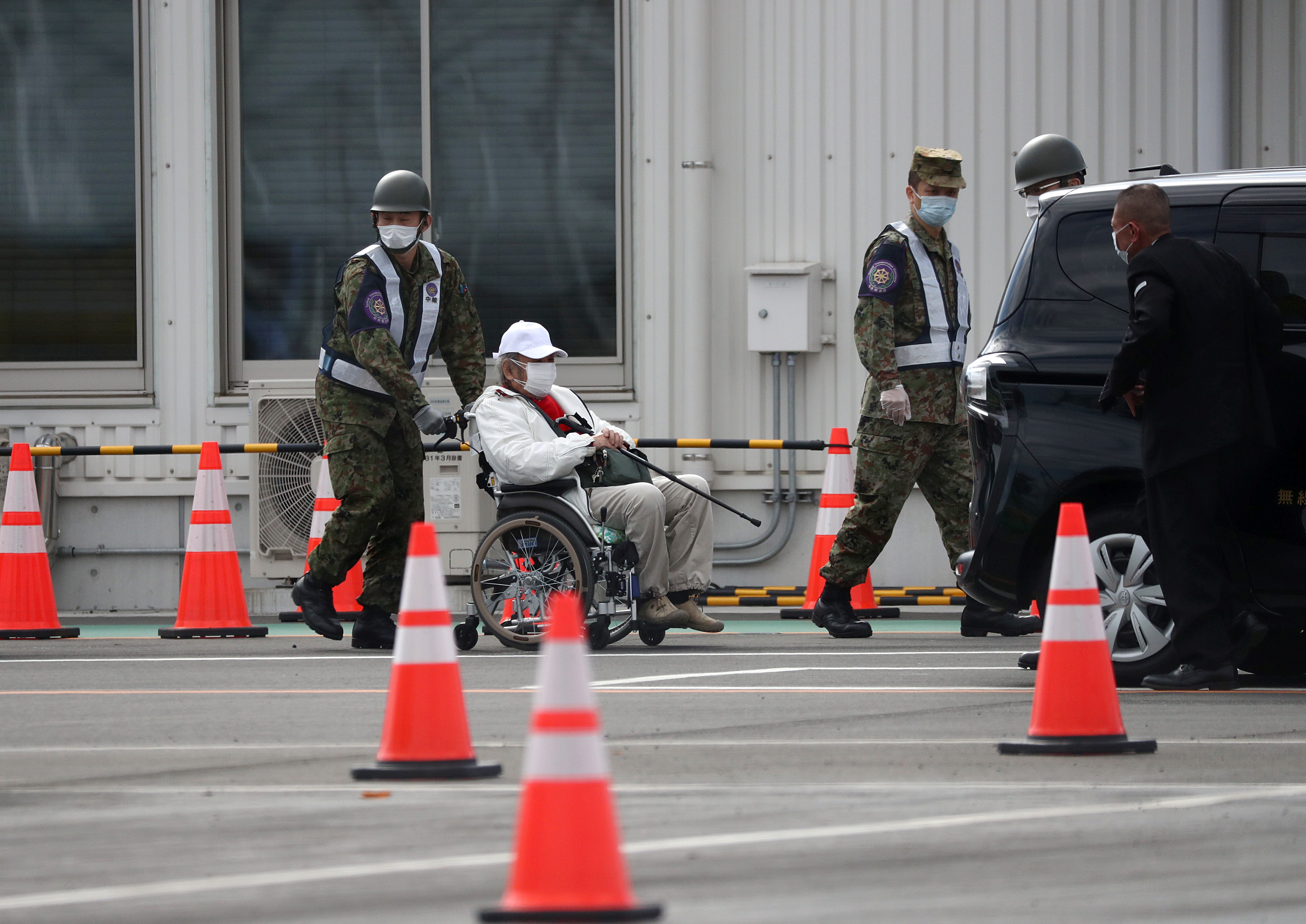 du khach dau tien duoc 'tha' khoi du thuyen anh 6