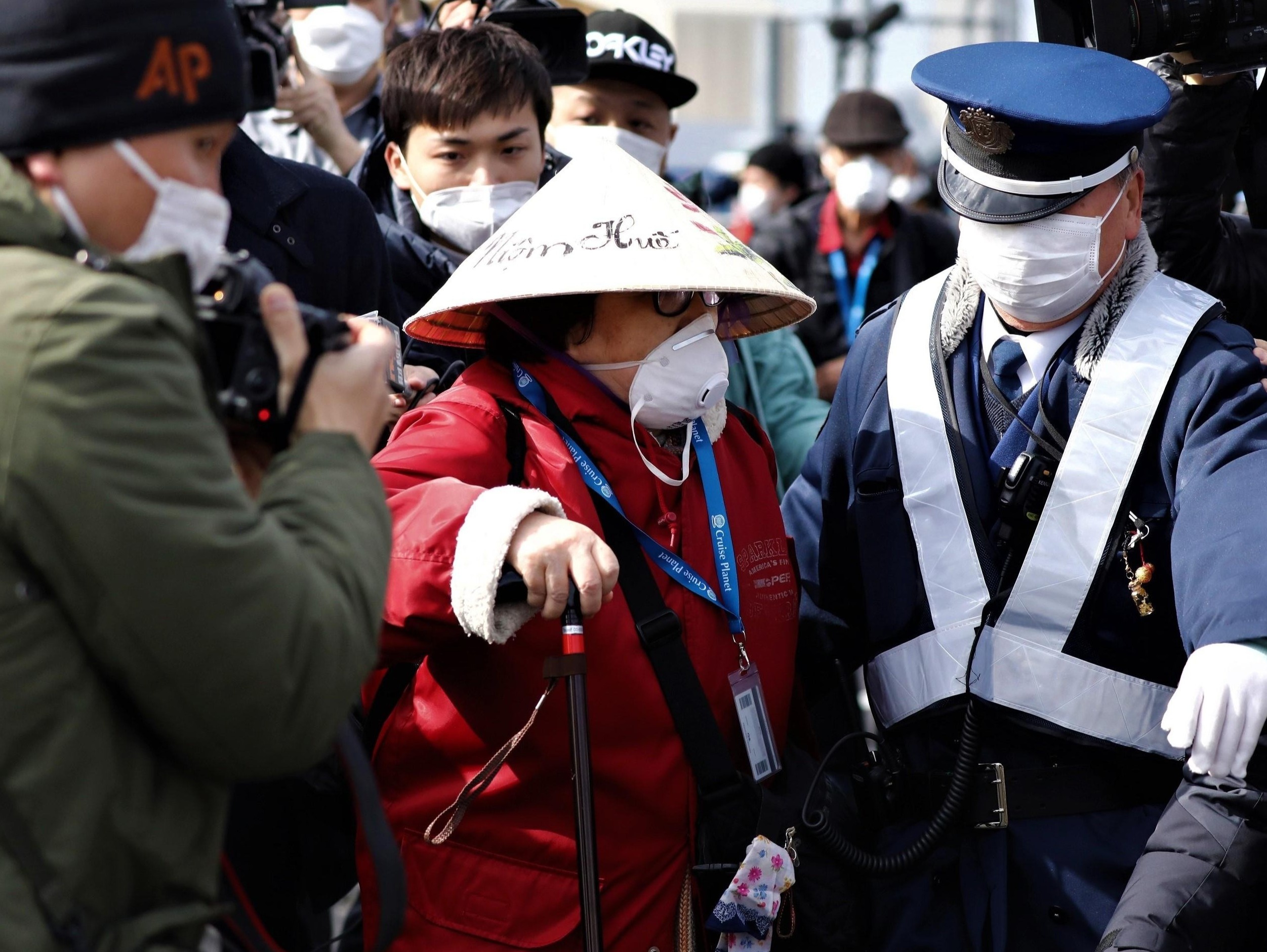 Nhung khach dau tien roi du thuyen co 542 ca nhiem virus corona o Nhat hinh anh