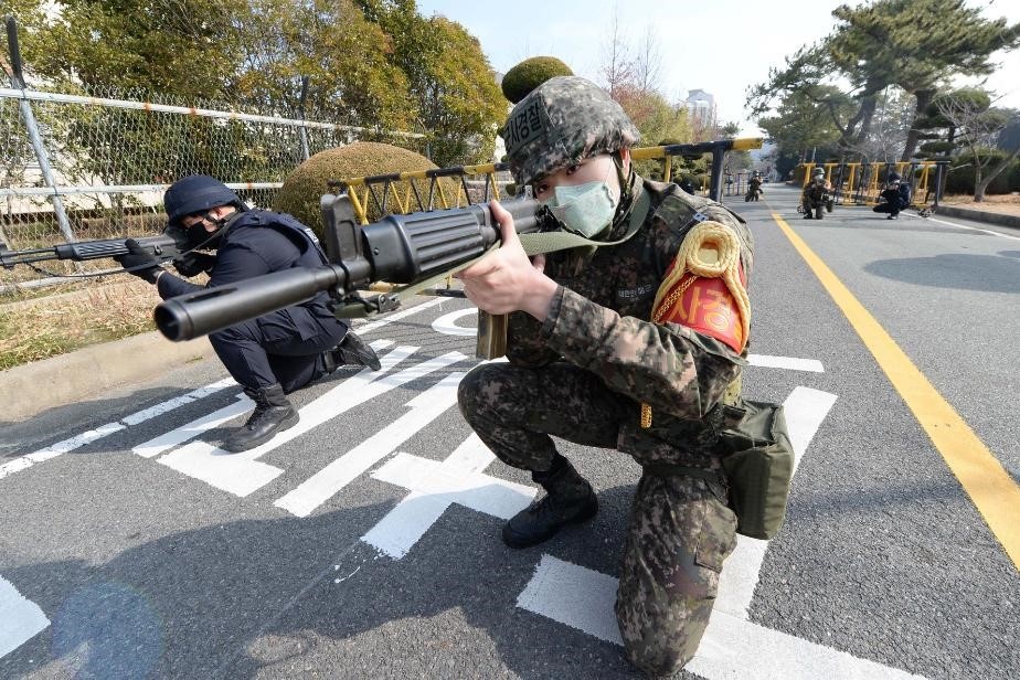 Phat hien quan nhan nhiem virus corona, Han Quoc cam linh roi trai hinh anh