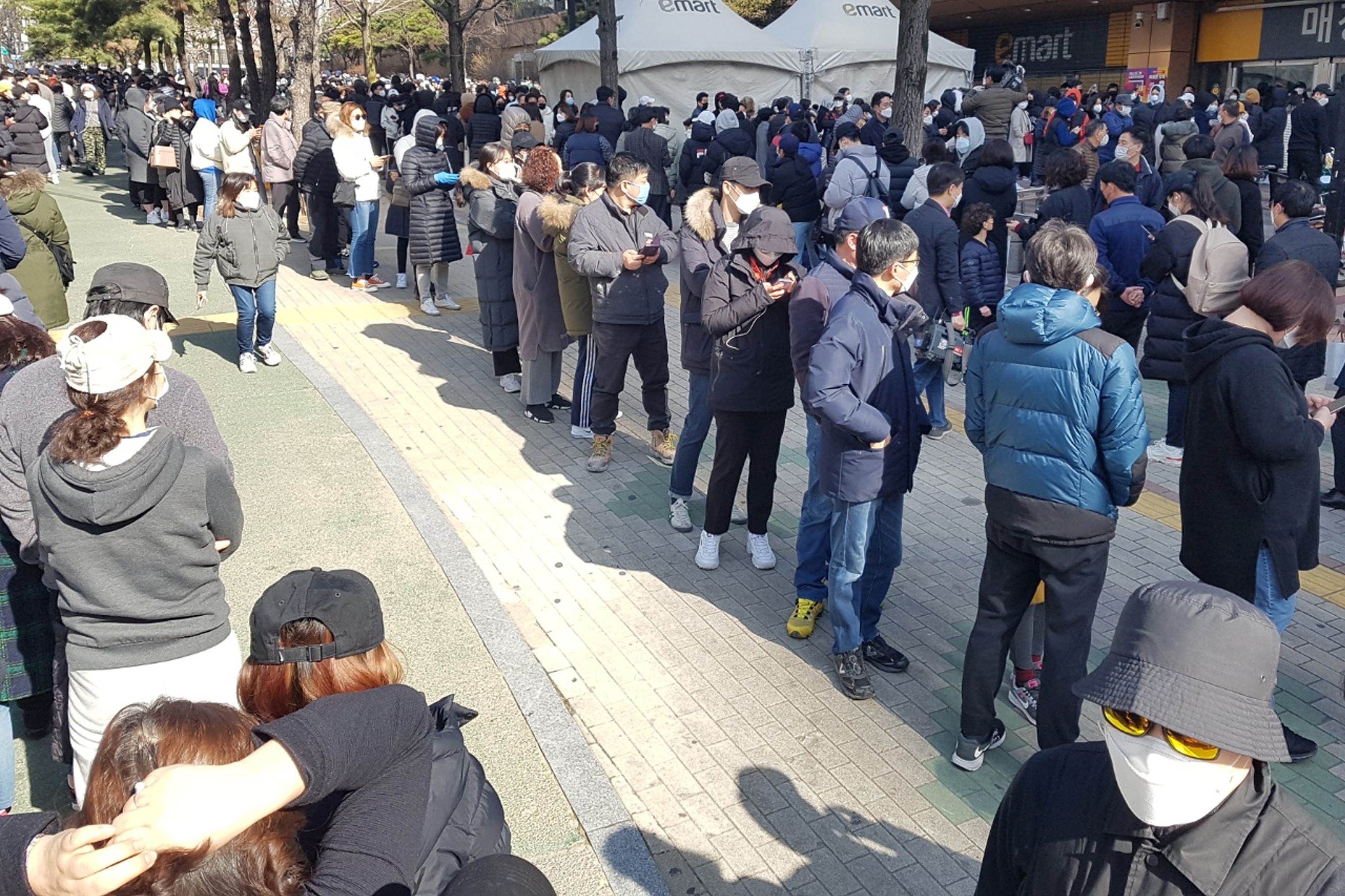 Nguoi dan Han Quoc xep hang dai mua khau trang ngua nhiem virus corona hinh anh