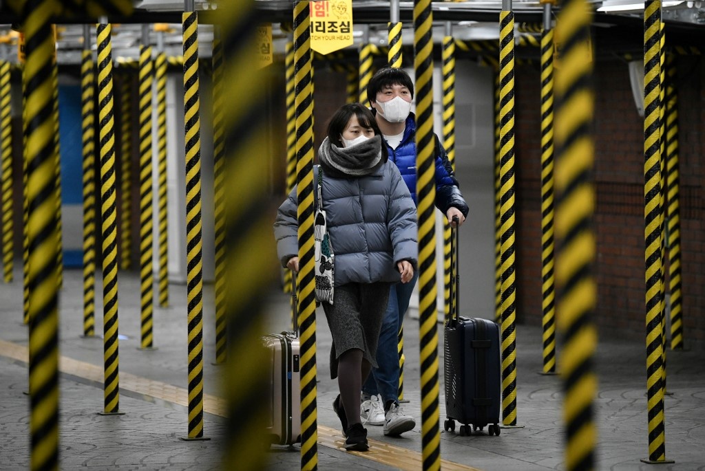 xep hang dai mua khau trang anh 8