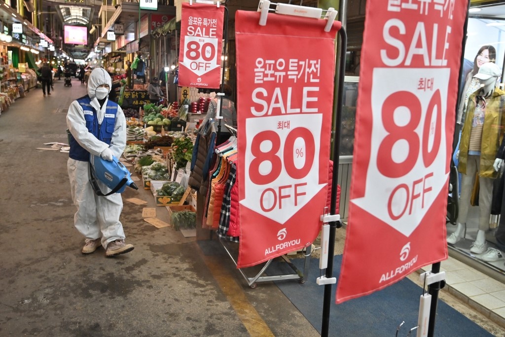 xep hang dai mua khau trang anh 7