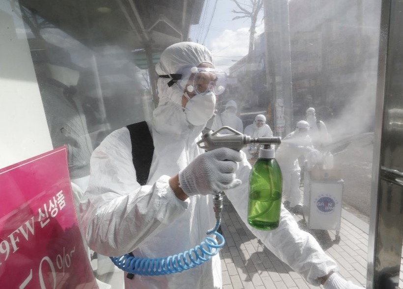 Giao phai Tan Thien Dia doi mat lan song phan no vi virus corona hinh anh