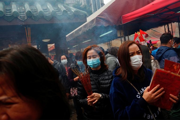 Hong Kong phat hien hang loat ca nhiem virus corona tu mot ngoi chua hinh anh