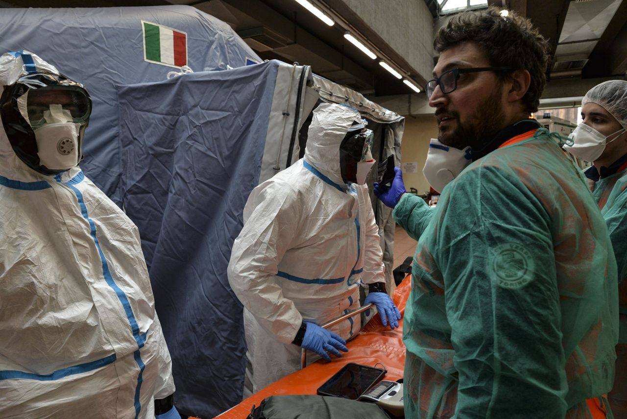 Virus corona an minh lay lan anh 2