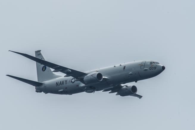 My cao buoc tau chien TQ phong tia laser vao may bay quan su hinh anh