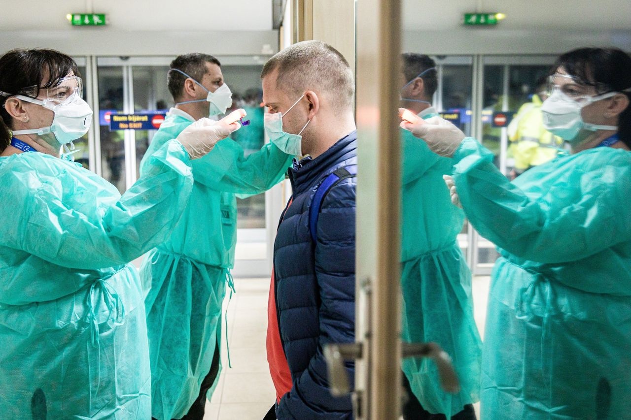 Virus corona 'an minh' lay lan toan cau hinh anh