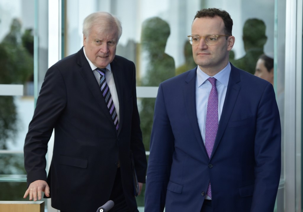 Duc chay dua chan chuoi lay nhiem anh 1