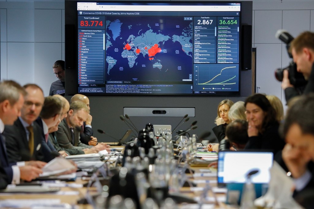 Duc chay dua chan chuoi lay nhiem anh 2