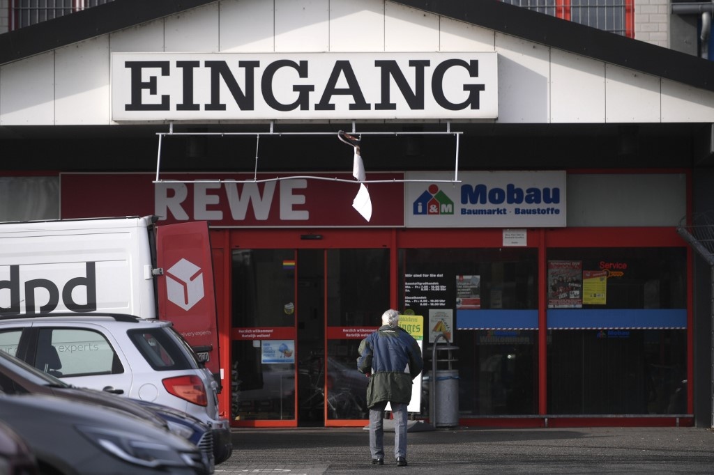 Duc chay dua chan chuoi lay nhiem anh 3