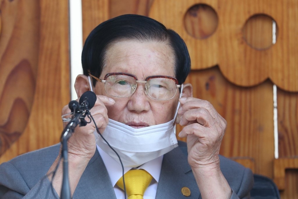 Giao chu Tan Thien Dia hop bao xin loi, nguoi bieu tinh la o ben ngoai hinh anh