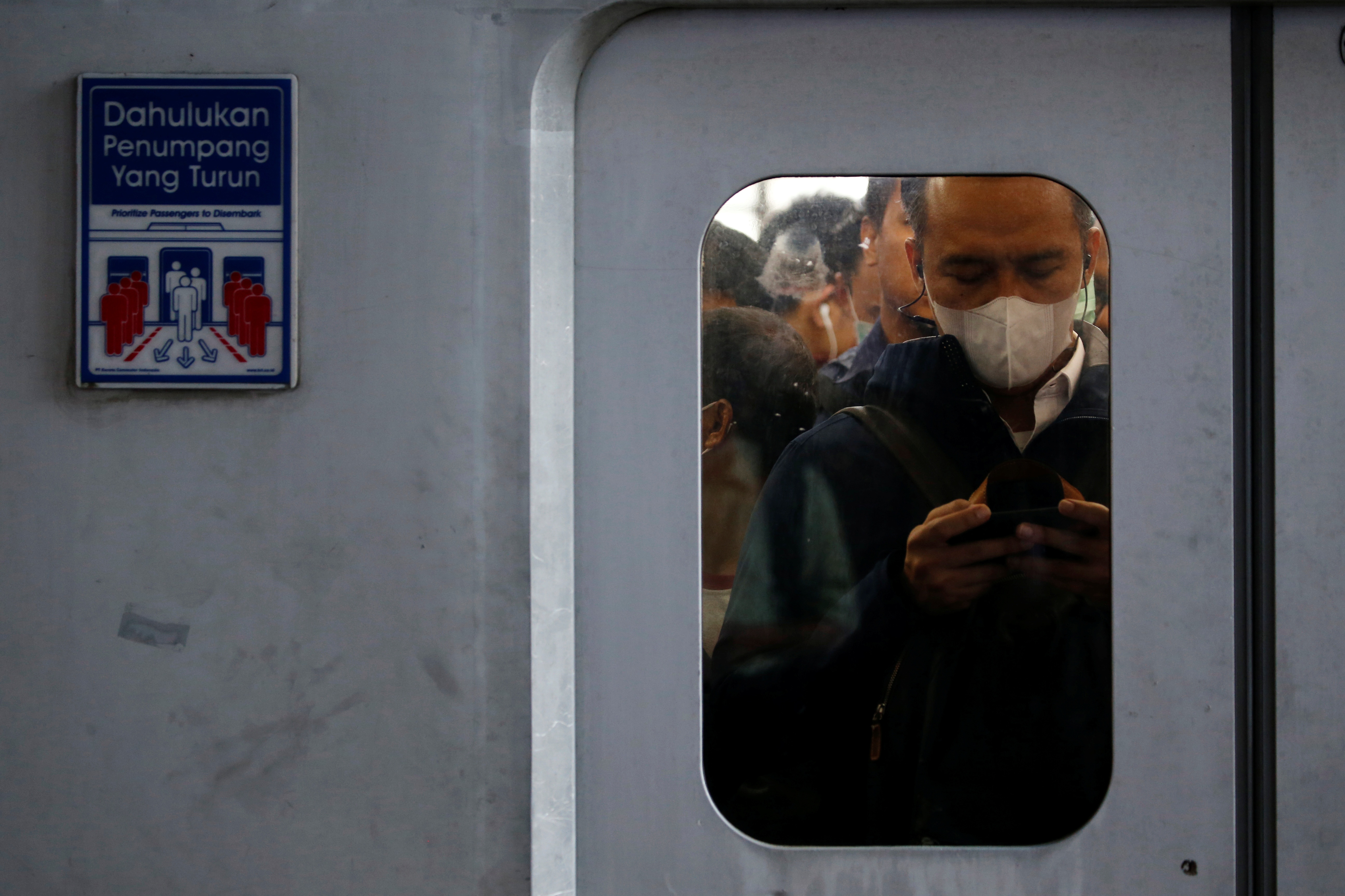 Bo truong Indonesia keu goi dan cau nguyen de dung nhiem virus corona hinh anh