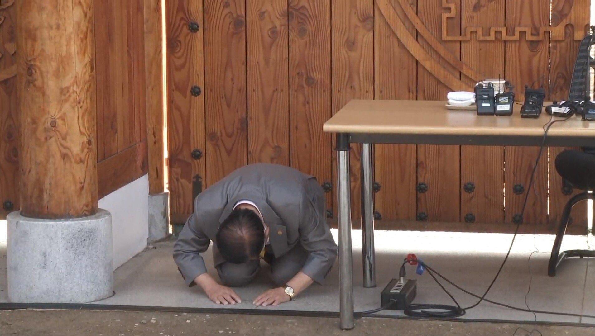 Giao chu Tan Thien Dia xin loi anh 1