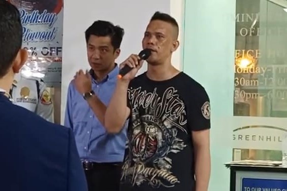 Tay sung bat con tin o Manila ra hang, phat bieu truoc truyen thong hinh anh