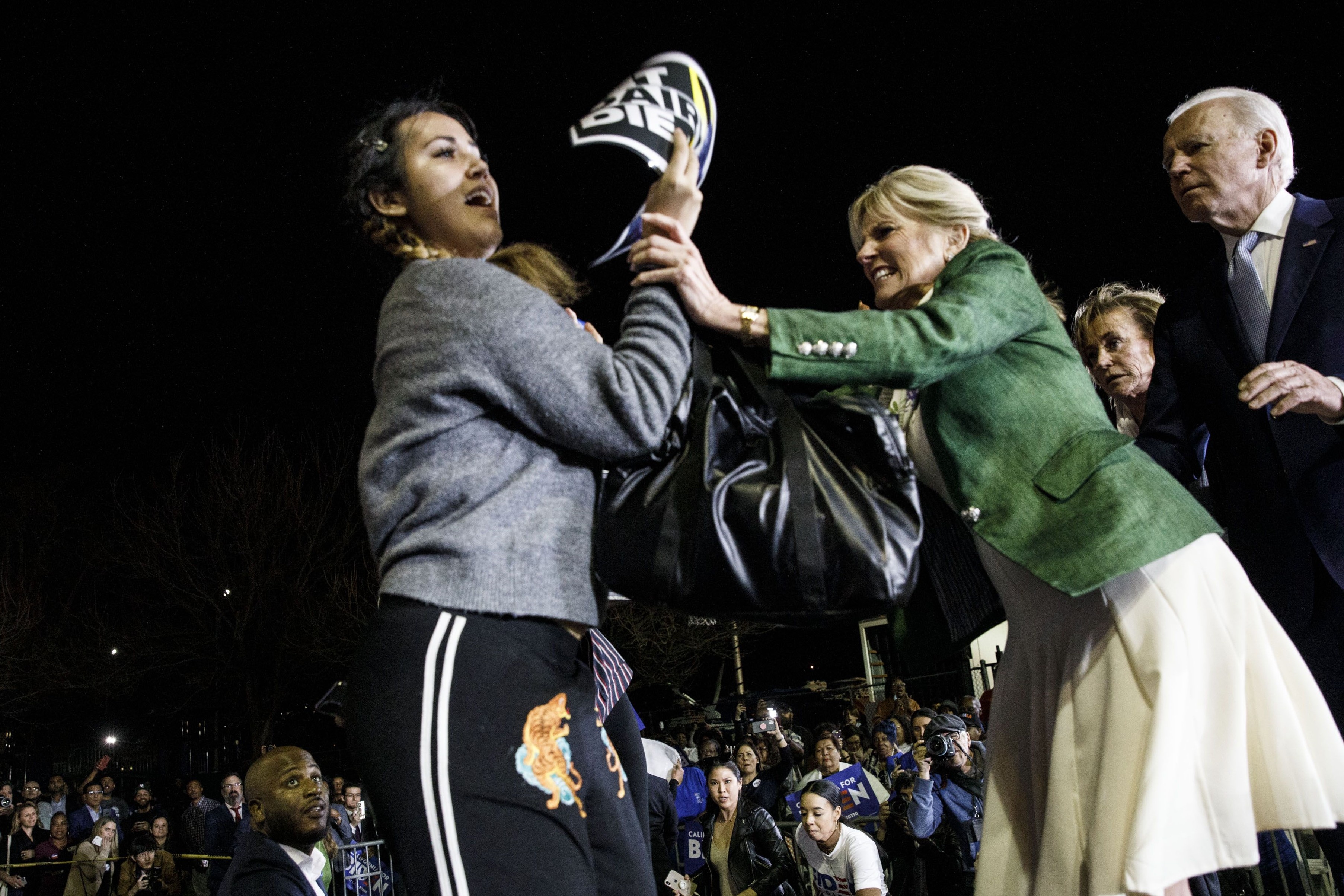 Vo cuu pho tong thong My tu tay ngan nguoi bieu tinh quay roi chong hinh anh