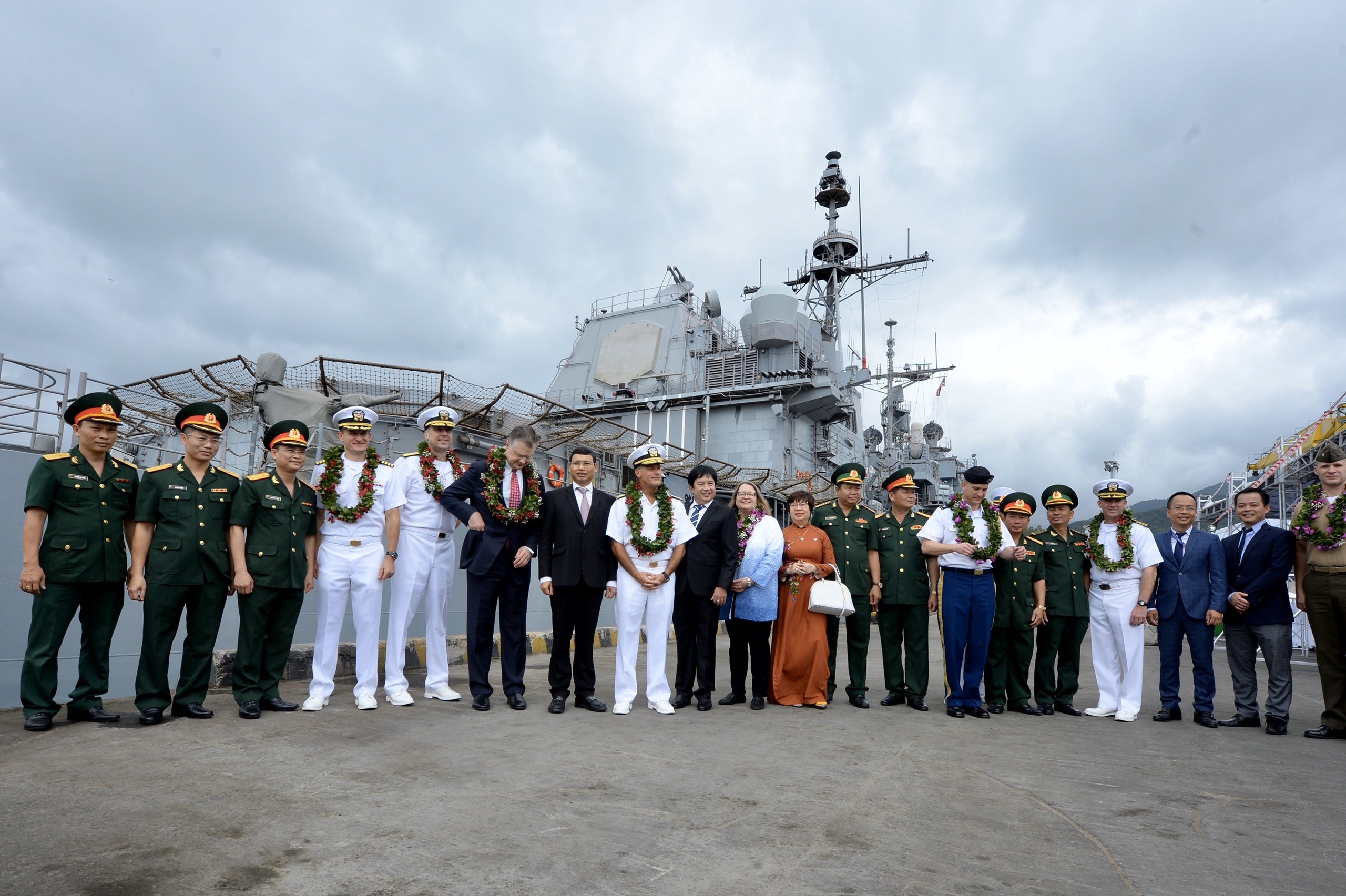 Tu lenh My cung phai doan tau sieu tau san bay anh 2