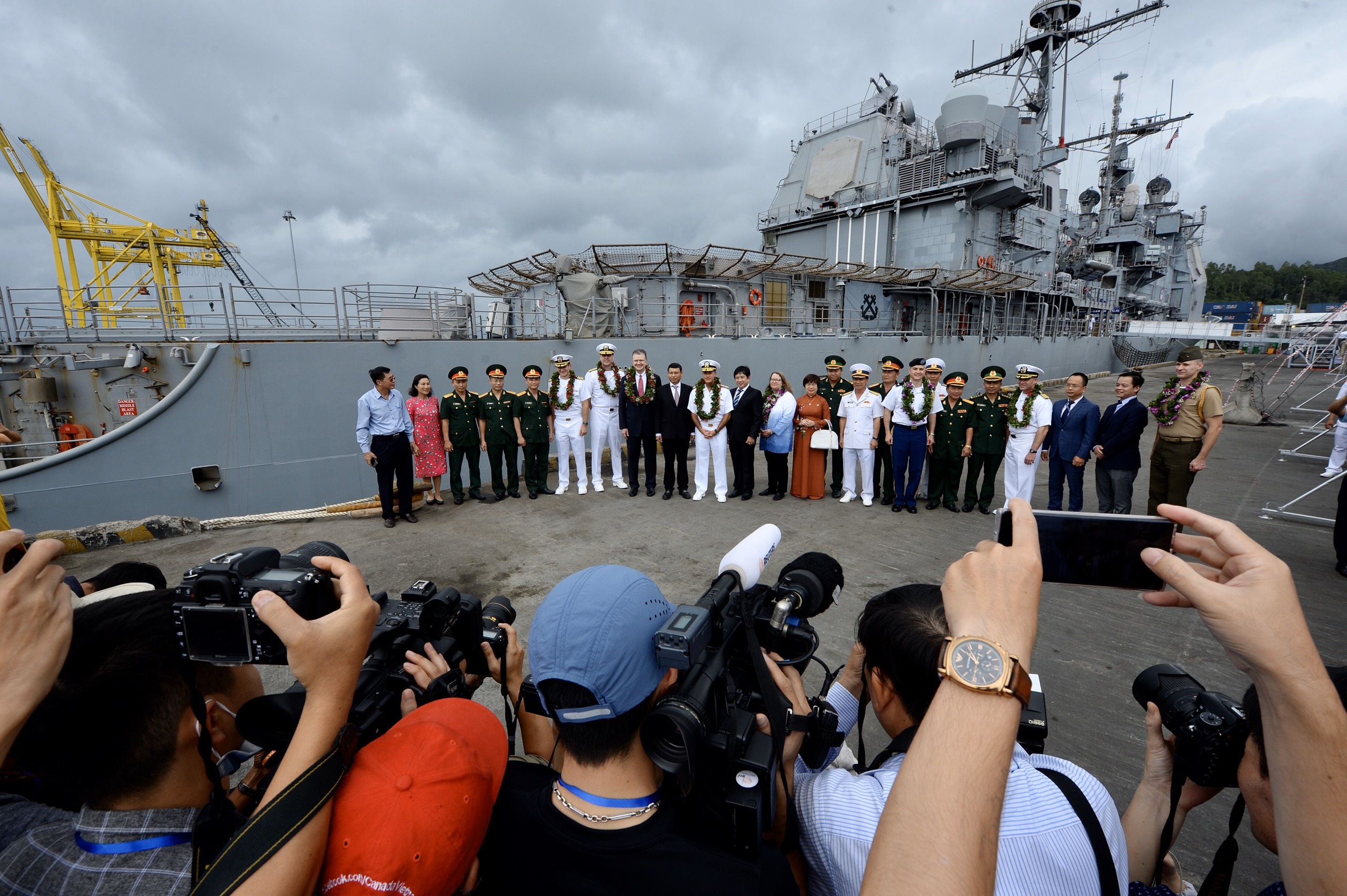 Tu lenh My cung phai doan tau sieu tau san bay anh 3