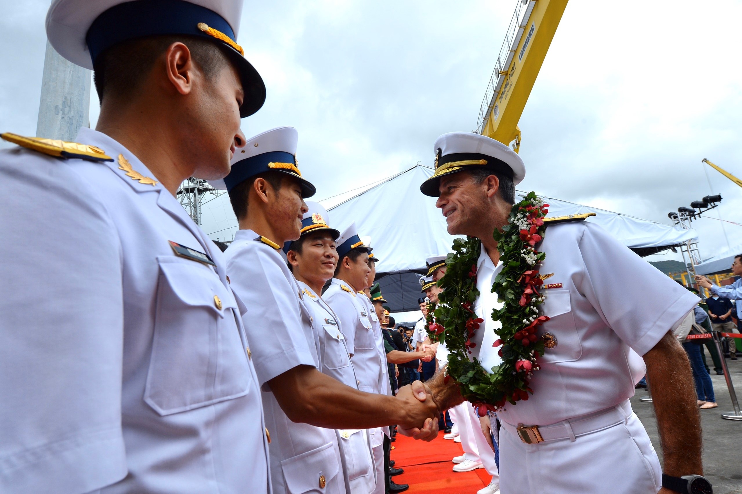 Tu lenh My cung phai doan tau san bay den cang Tien Sa hinh anh