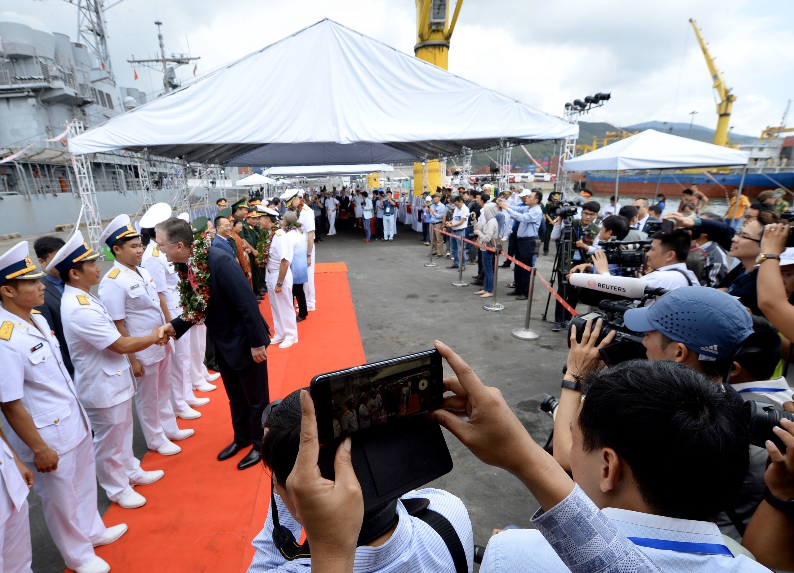 Tu lenh My cung phai doan tau sieu tau san bay anh 6